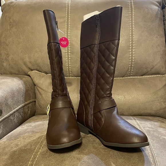 New with tags girls quilted riding boots. Girls size 5. - Picture 6 of 6